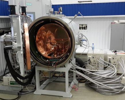 Изготовлен и запущен криогенный блок в составе вакуумной камеры для испытаний образцов в температурном диапазоне 3-300К
